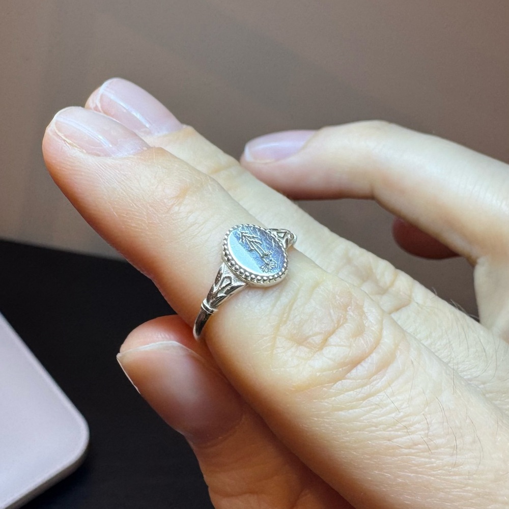 Sterling Silver 925 ring size 4.5 with flower engraving